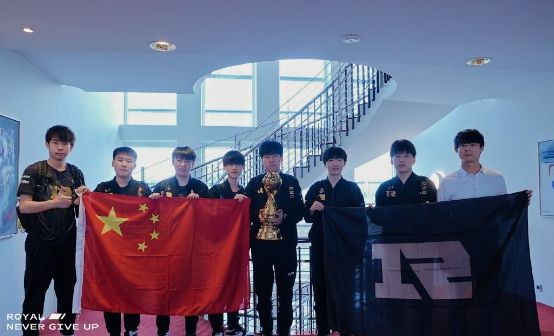 利剑出鞘,荣光加冕!RNG登顶冰岛,我们是冠军! 图3