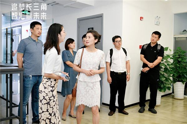 嘉兴智慧产业创新园常务副主任高川红参观创新空间