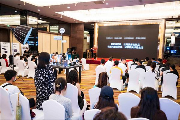 修片零烦恼 飞利浦27B1U7903显示器助力2022索尼电影感创作坊全国高校巡展 图2
