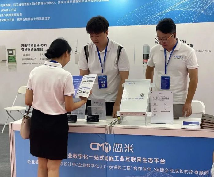 全数会现场,李泯汉为客户介绍产品