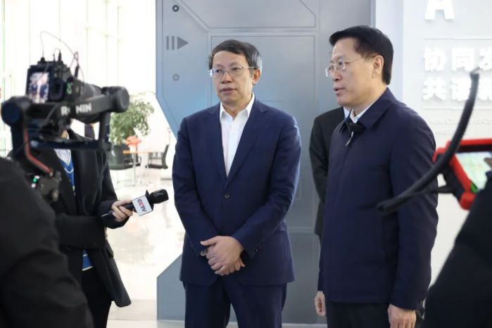 图为李克强院士(左)与重庆市副市长江敦涛(右)接受央视新闻采访