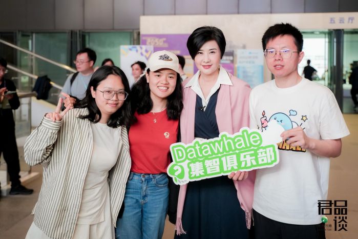 吴小莉(右2)与大会参与者合影