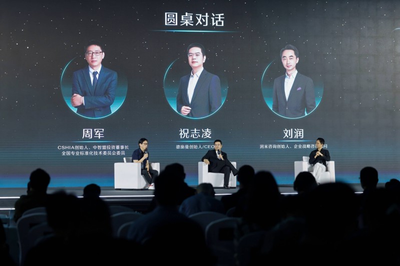 从左到右:CSHIA创始人、中智盟投资董事长周军,德施曼创始人/CEO祝志凌,润米咨询创始人、企业战略咨询顾问刘润