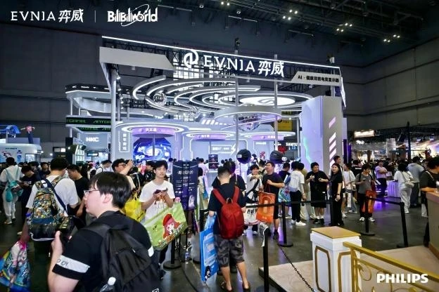 到场玩家体验EVNIA弈威双核电竞显示器