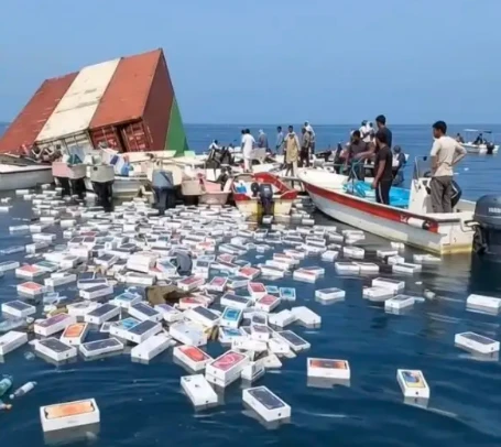 霍尔木兹海峡漂满iPhone系AI编造 多方核查揭穿虚假画面 图1