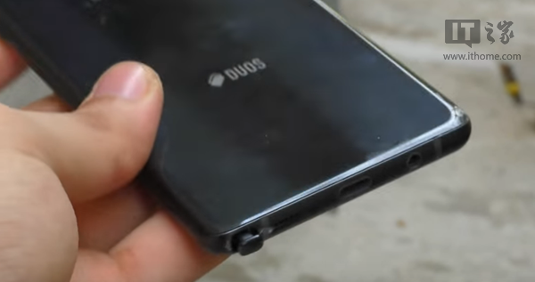 三星Note7跌落测试:背面边角比较薄弱 图4